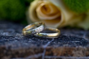 Weddingshots: Hochzeitsringe und Strauß im Hunsrück